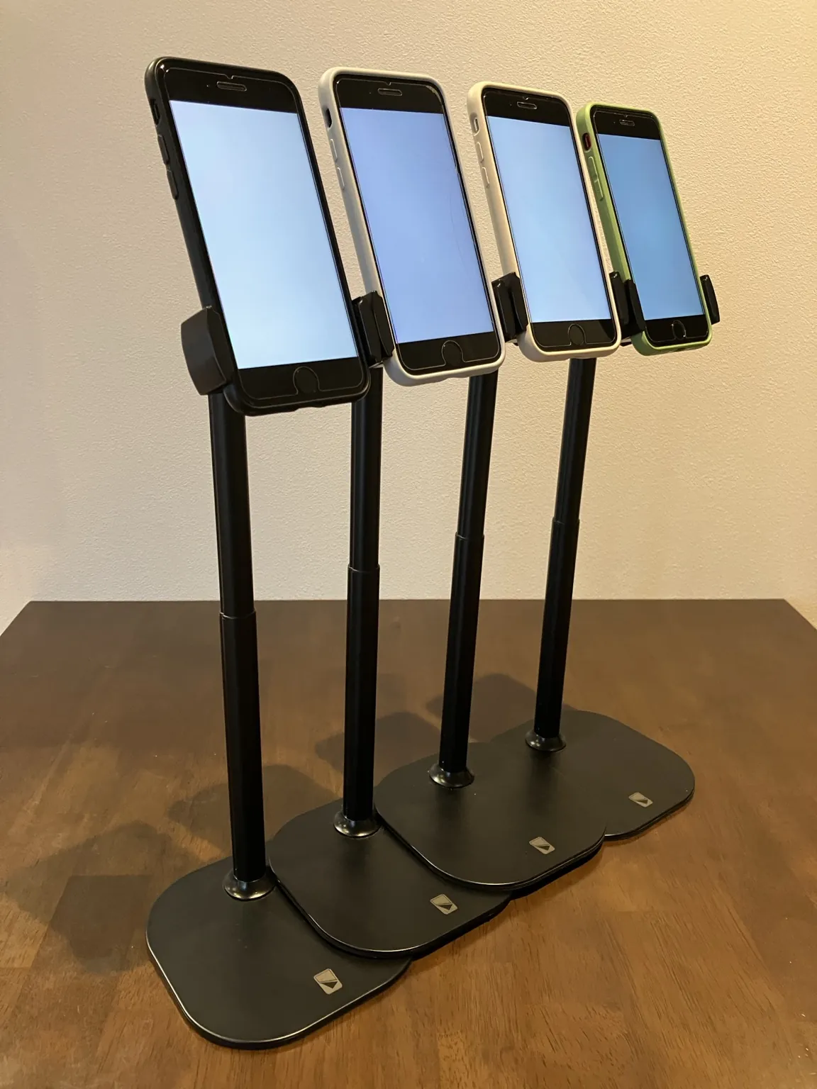 COOPER ChatStand4台を斜めから見た高さと角度、台座を重ねた配置