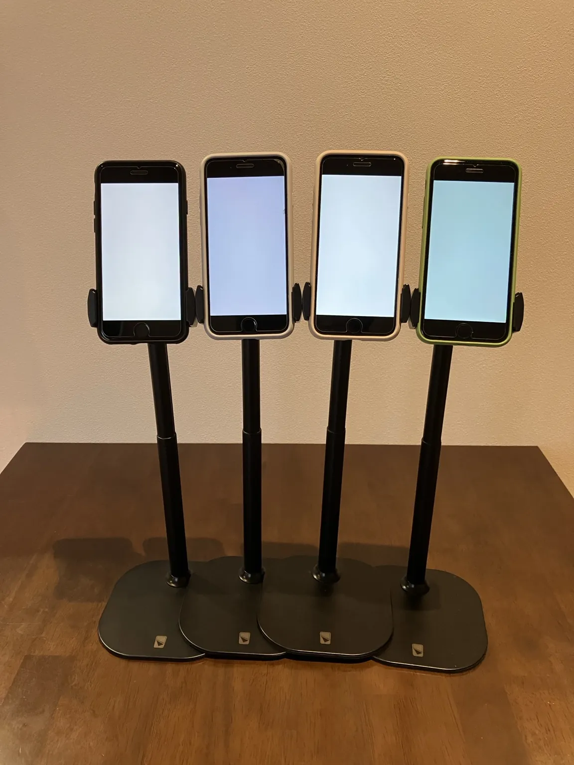 COOPER ChatStandにスマートフォン4台を横並びで設置したモンスト4垢運用環境