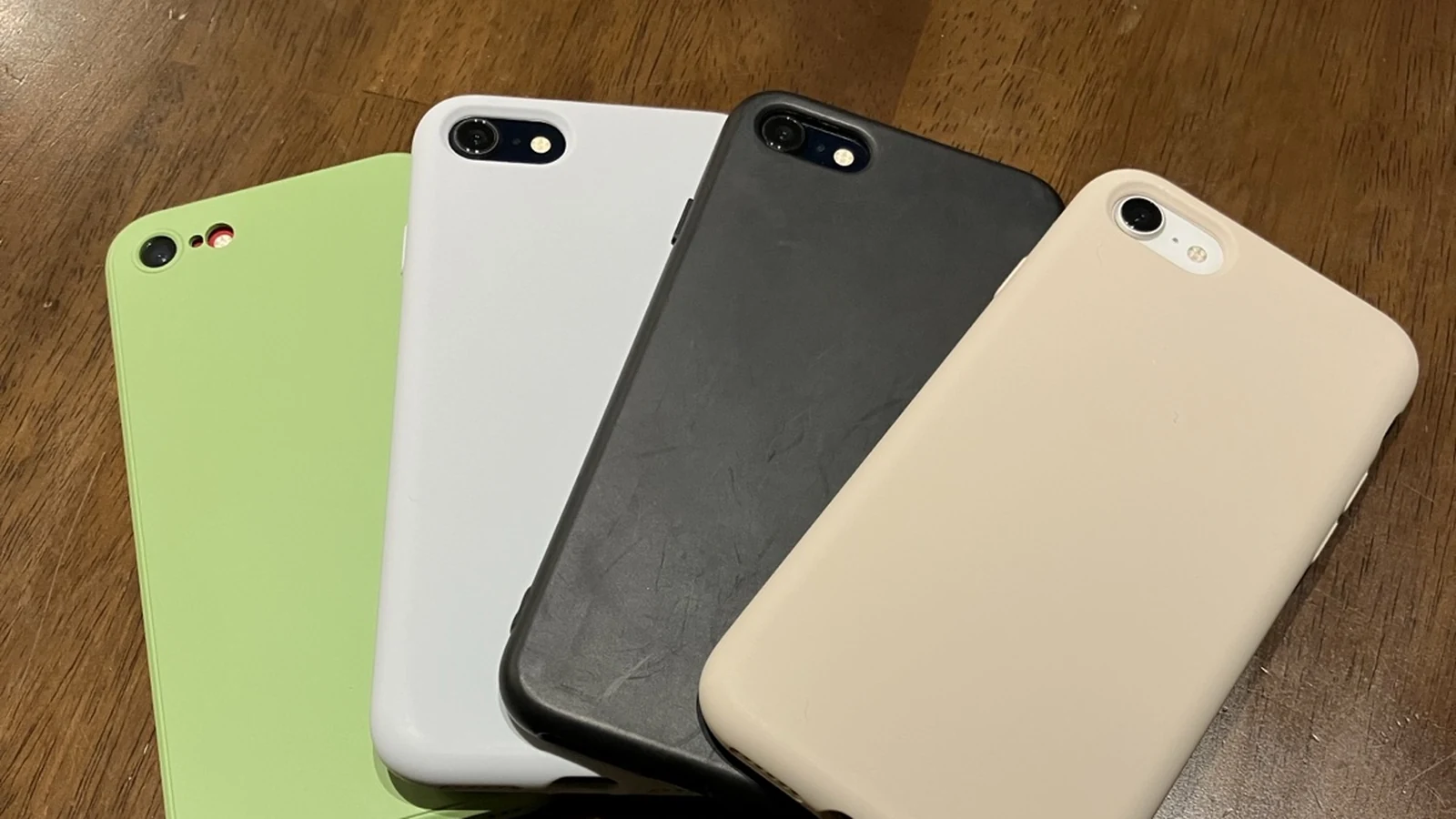 モンスト4垢用のiPhoneをケースの色で見分けている様子