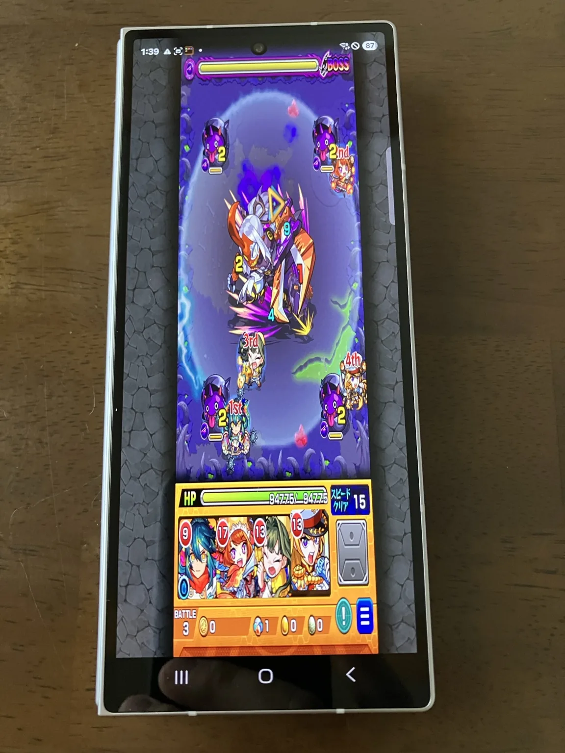 閉じたGalaxy Z Fold6でモンストをプレイしている様子