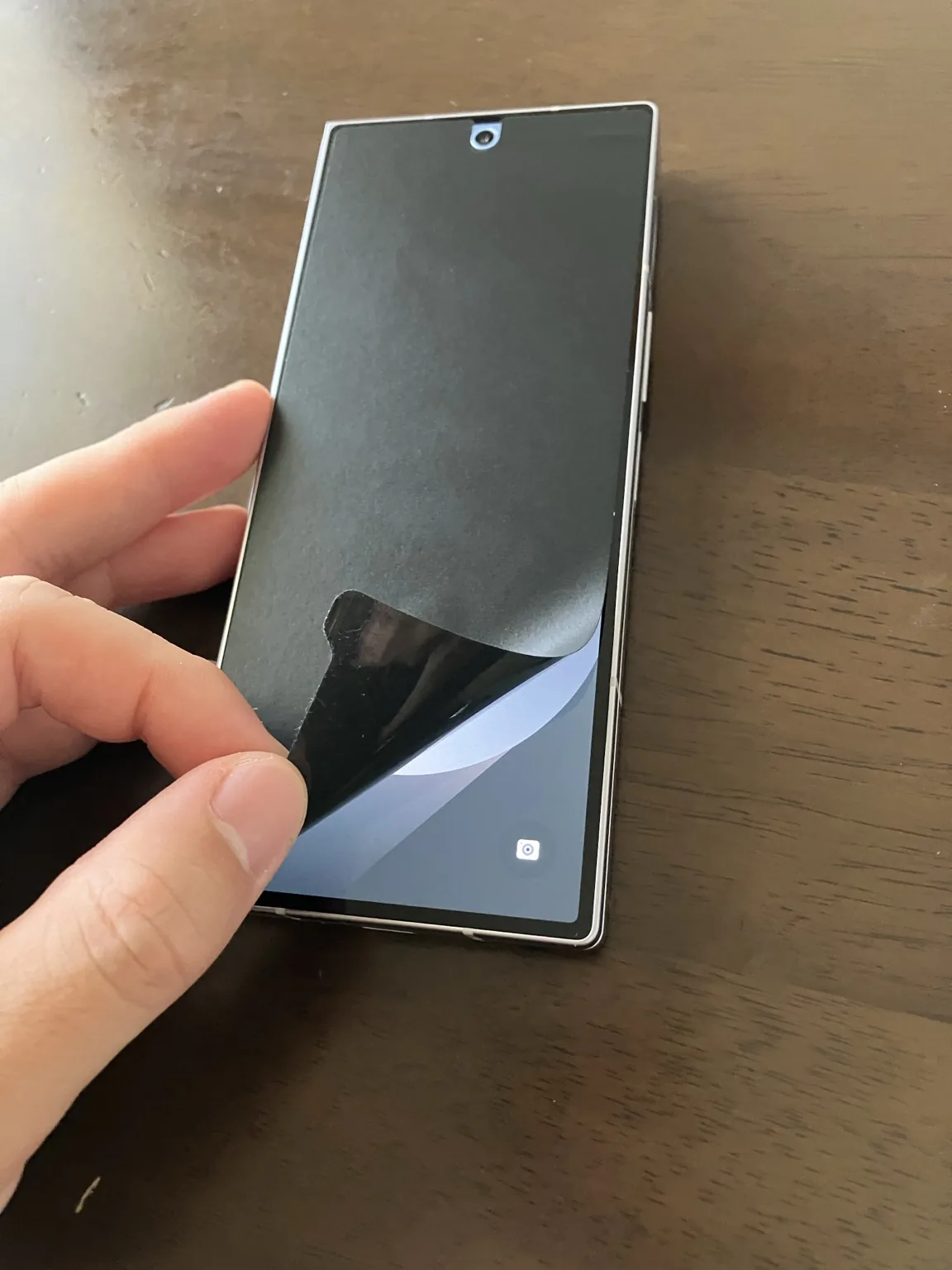 閉じたGalaxy Z Fold6を手に持ったサイズ感