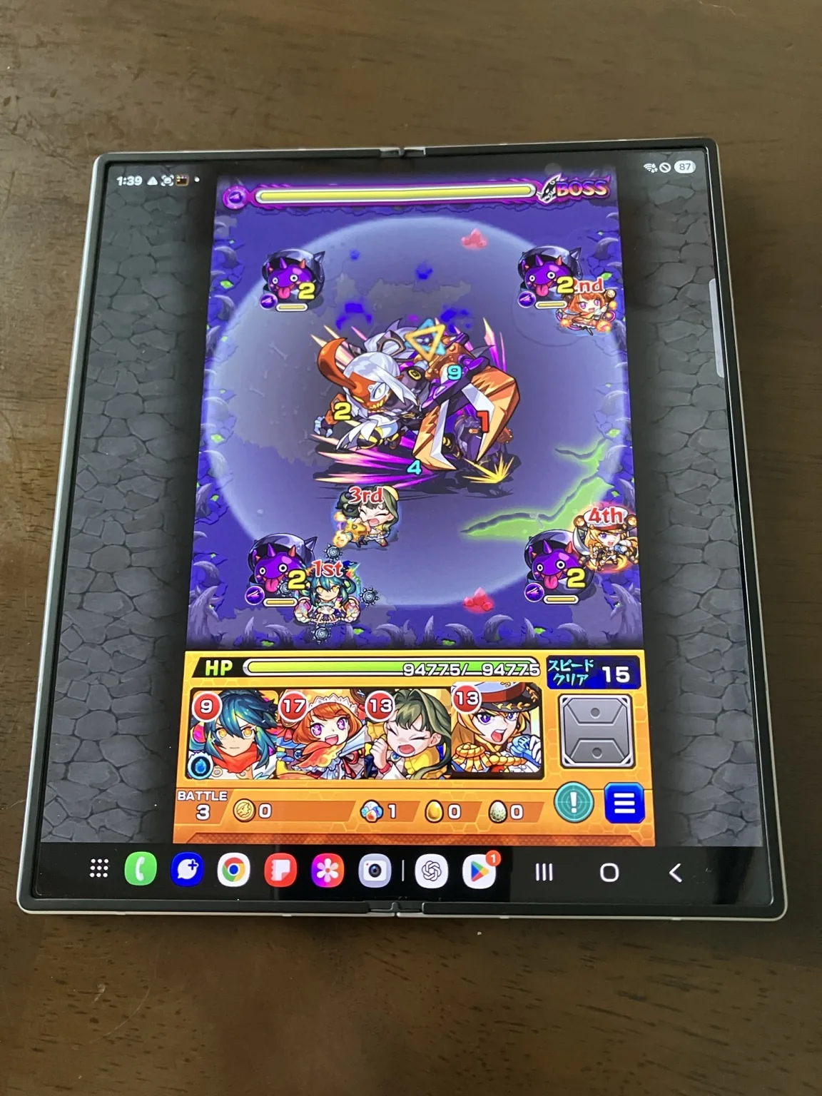 開いたGalaxy Z Fold6の大画面でモンストをプレイしている様子