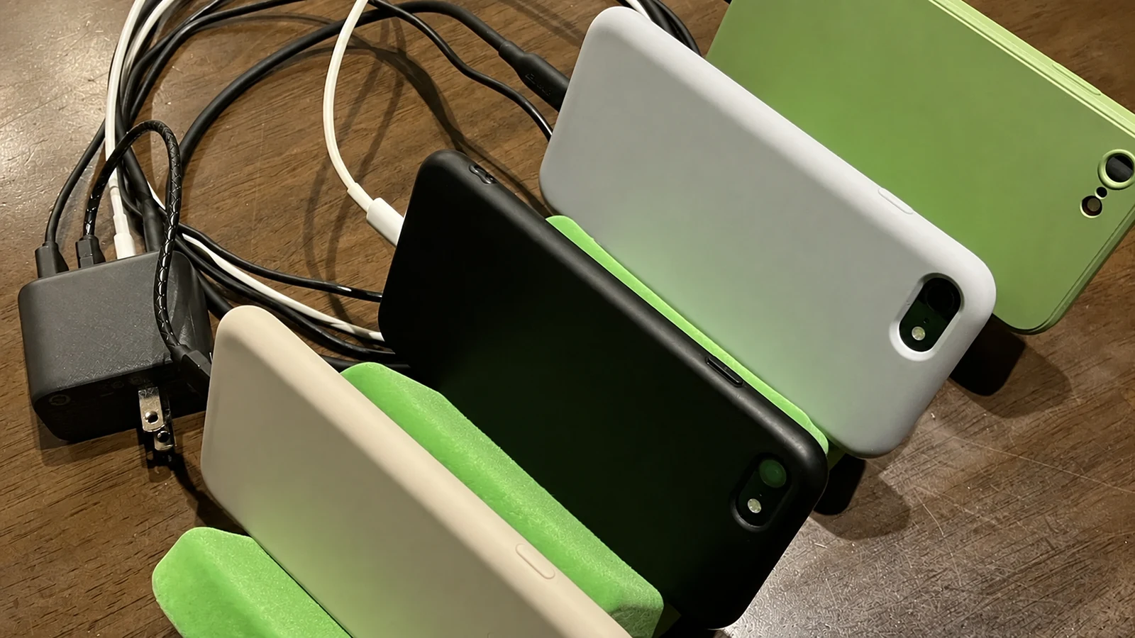 4口充電器でiPhone SE2とSE3を4台同時充電している様子
